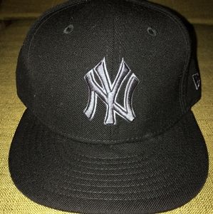 Black & Gray Fitted New York Yankees Hat - 7 3/8